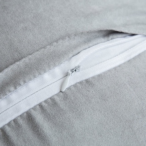 Pack of 2 Faux Fur Throw Pillows Covers 20” x 20” - Picture 3 of 9